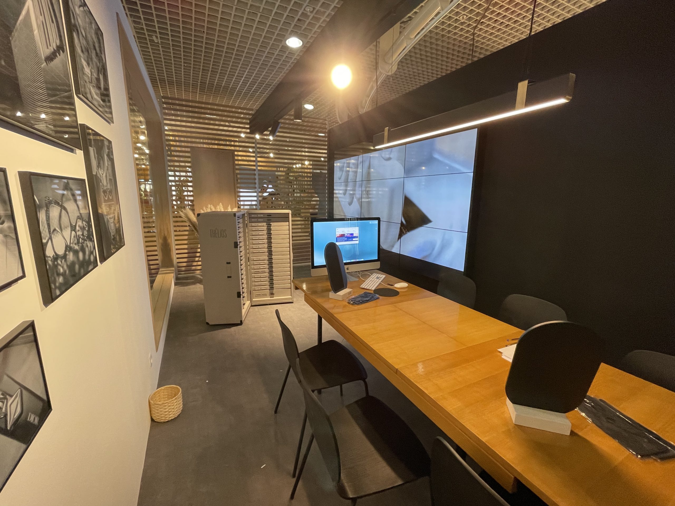 Photo du bureau du stand Thélios prise pendant le montage du TFWA Cannes 2022