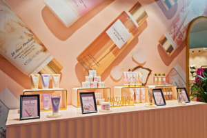 stand TFWA victoria secret merch produit