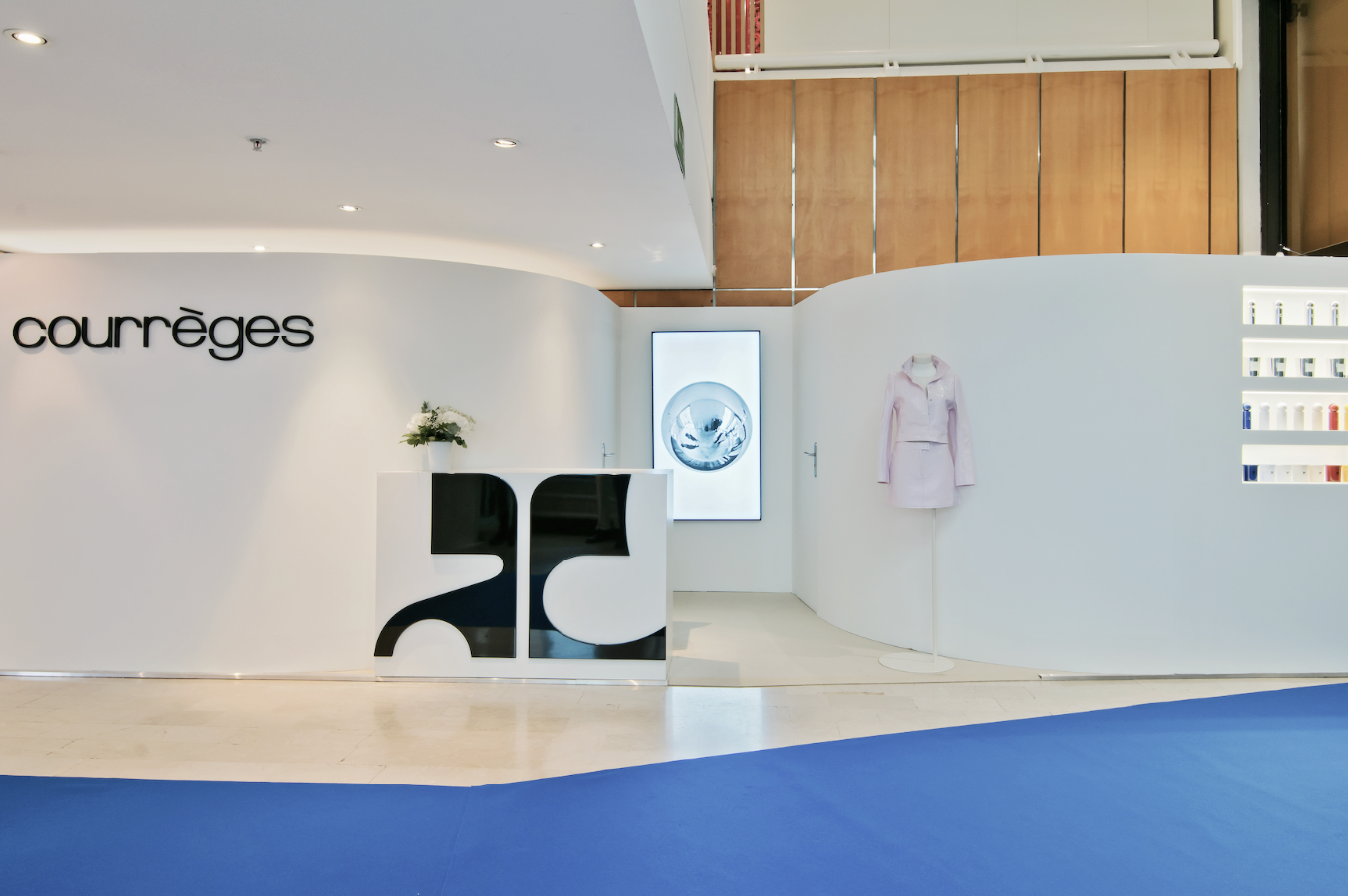 design stand premium salon international Courrèges