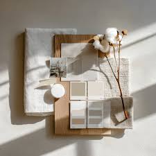 tableau en bois texturé et éclairage intégré, conçu pour créer une expérience sensorielle, valorisant la qualité perçue des produits en salon