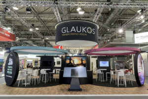 Vue immersive d'un grand salon immobilier international.