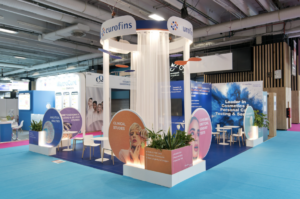 Vue immersive d'un grand salon immobilier international.